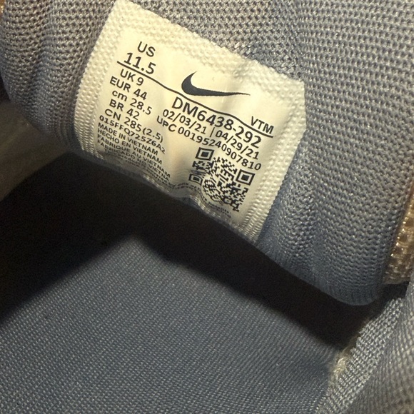 Nike Women's Sneakers in Beige and Blue - Picture 6 of 6